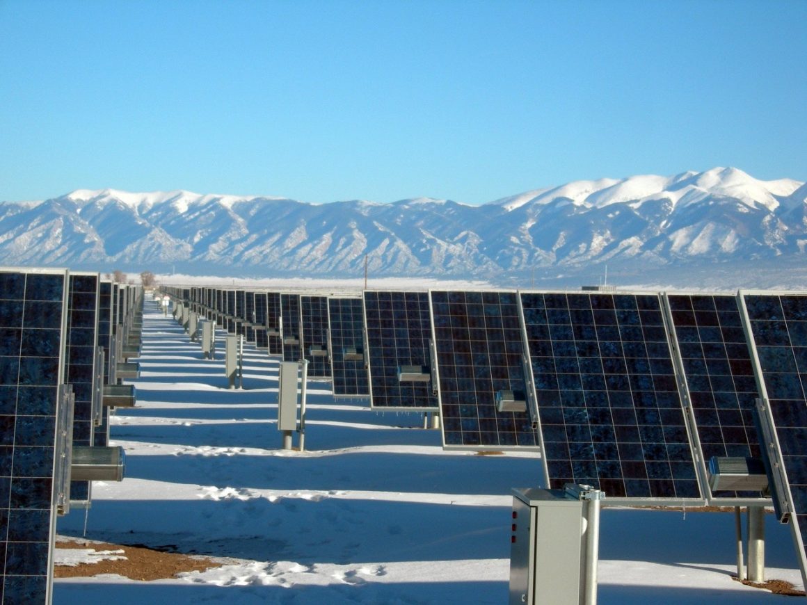 Produire plus d’énergie solaire en hiver grâce à la neige
